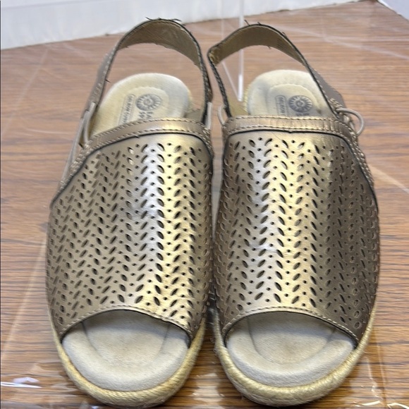Earth Spirit Gold Wedge Sandals with Natural Jute Heel - Picture 3 of 7